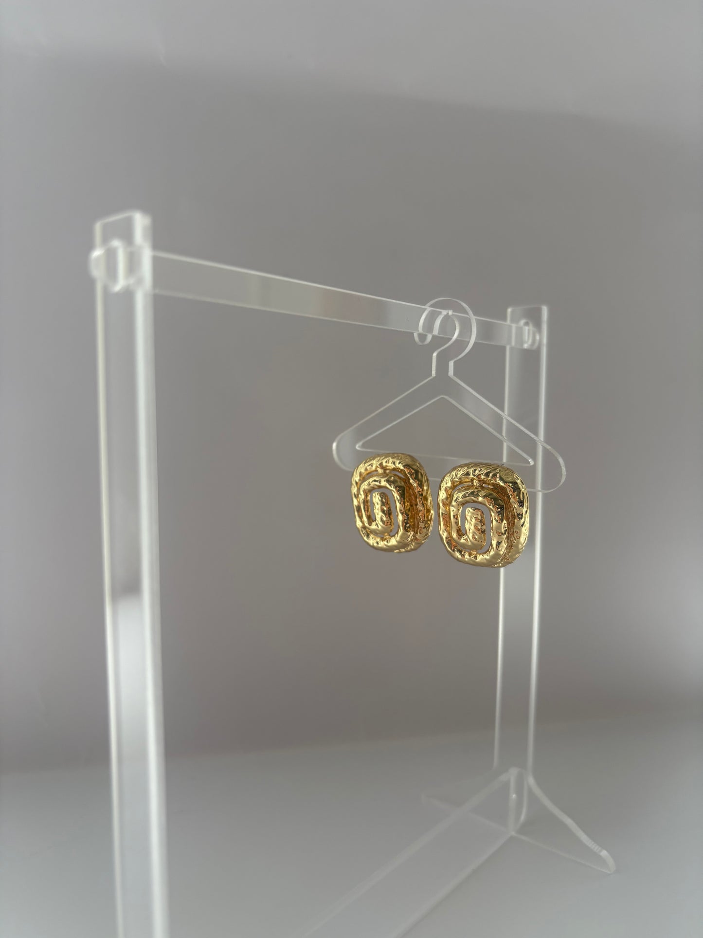 Swirl gold studs