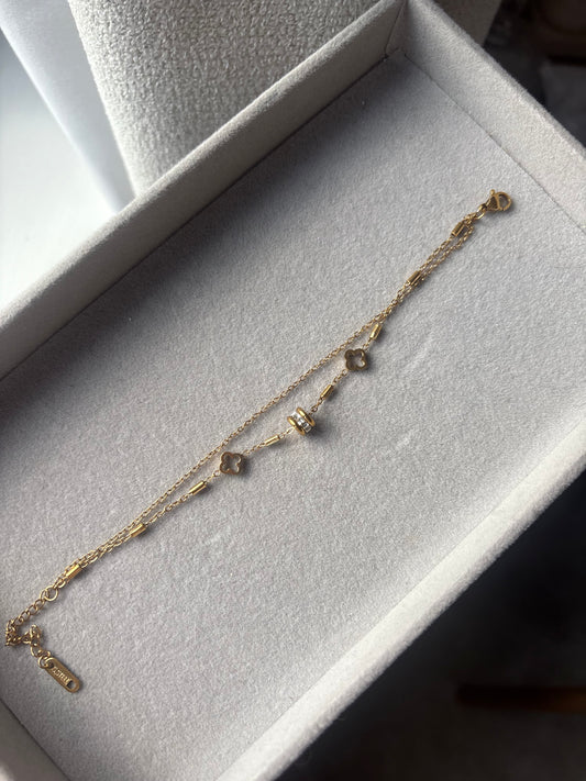 Gold clover bracelet