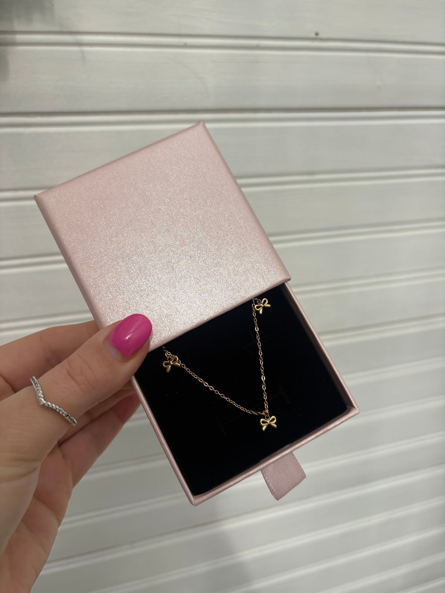 Bow necklace