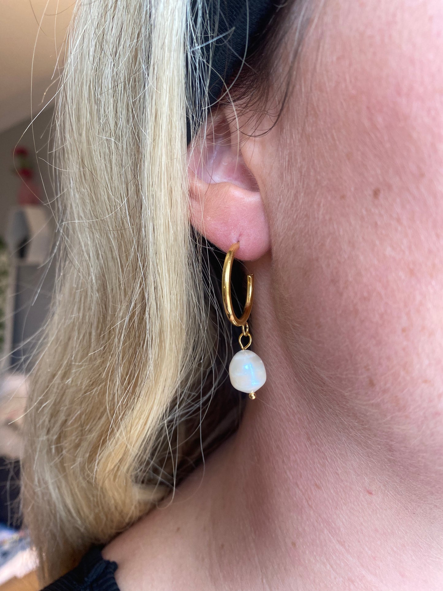 18k C - Shaped Pearl Earrings