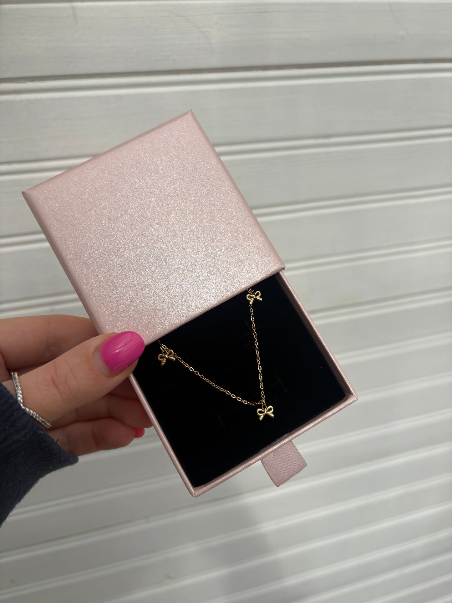Bow necklace
