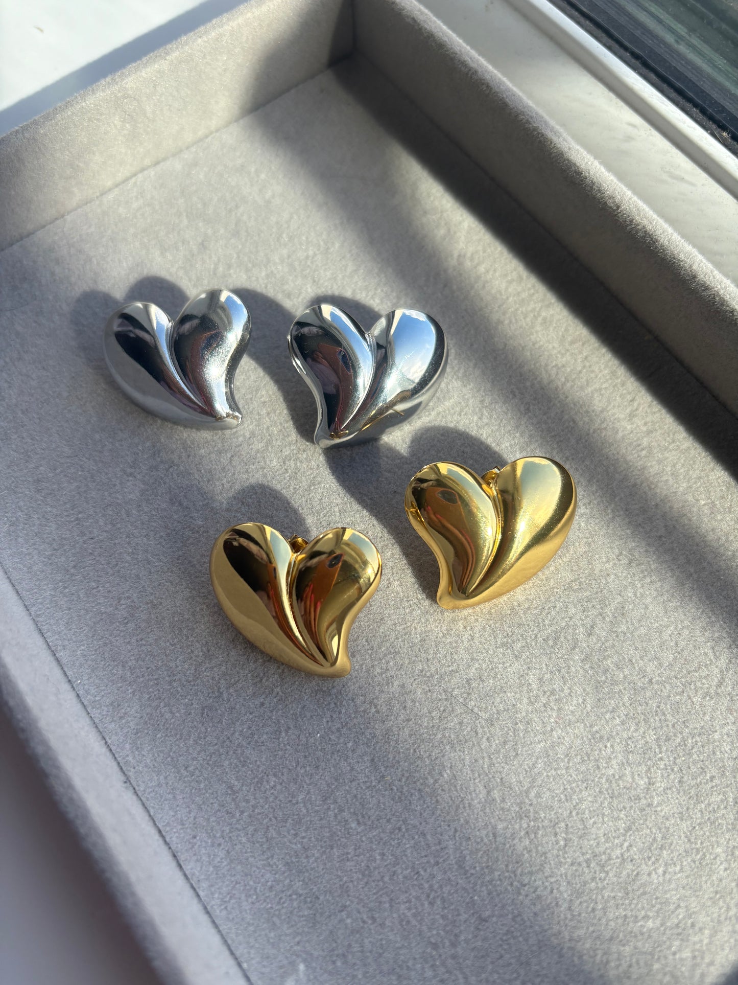 Curved heart earrings