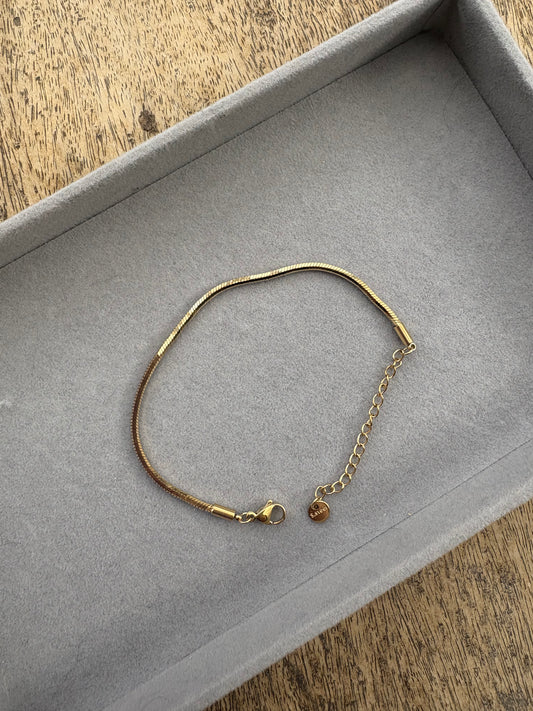 Plain gold bracelet